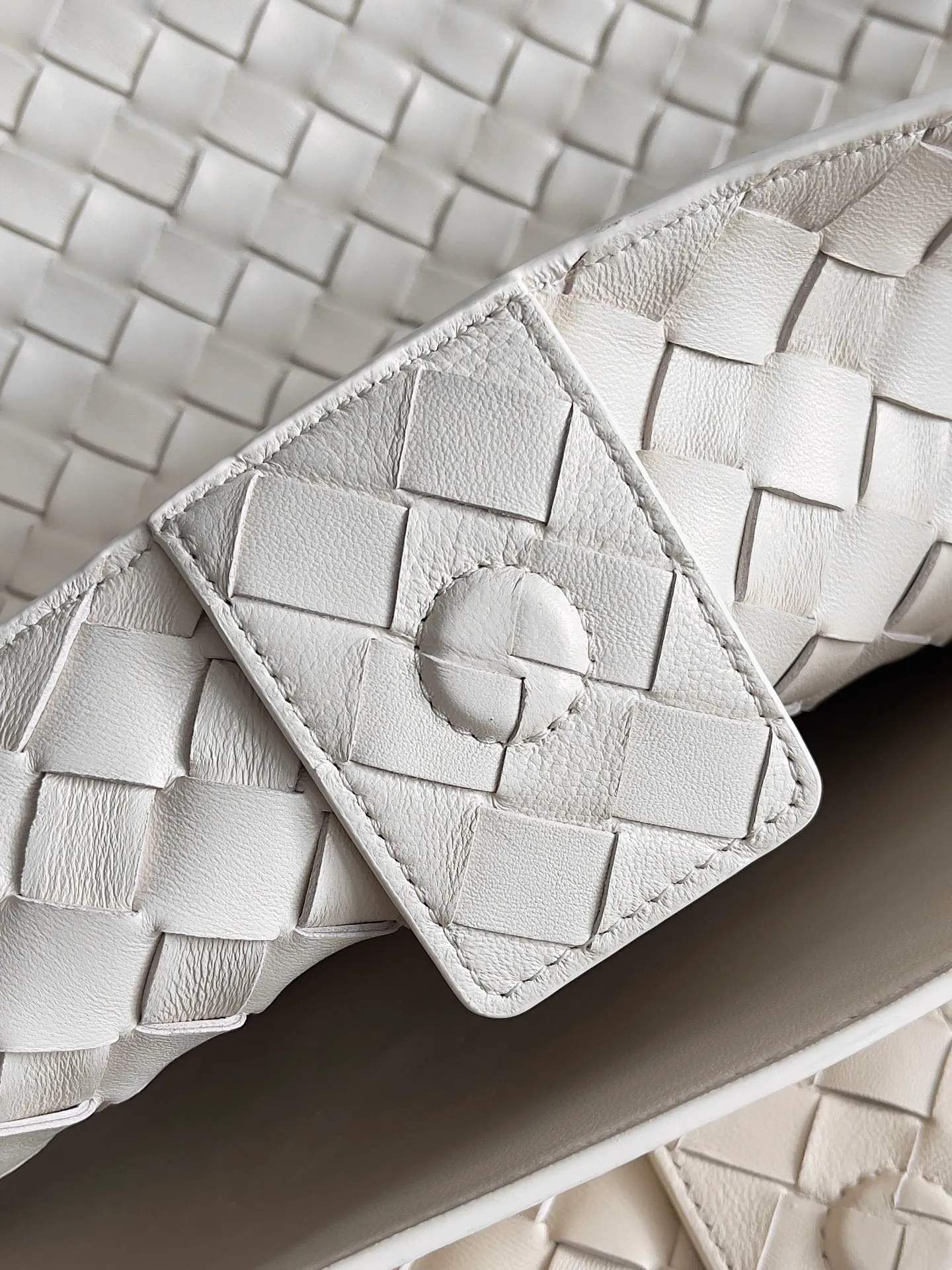 Batch 3760 Recently, the same style of bag that celebrities love is both high-end and practical. Michelle Yeoh, Kim Namjoon, Jing Boran, Tong Liya, Sun Qian, Wu Qianyu, Du Juan, Ma Yili and Bai Baihe are all carrying Bottega Veneta summer series Andiamo handbags. Andiamo has a simple structure and rounded lines. The whole piece is made of Nappa leather. It is comfortable, soft and dynamic. It adds interest to daily life and can be easily matched with various styles. Andiamo handbags are available in three sizes: small, medium and large. There are many colors to choose from, which can meet different needs. You can really carry it whether it is daily or attending events. Style number: 743575 Size: 45*22*34 including handle height 44cm